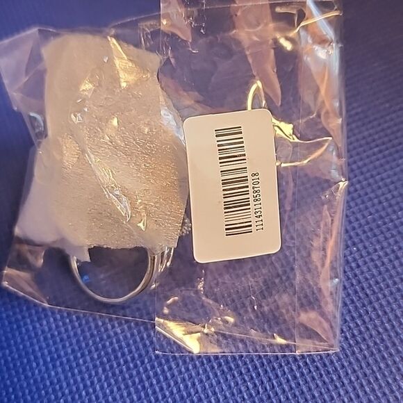 Elegant Silver and Blue Faux Gemstone Ring....size 7 3/4 - Picture 5 of 5